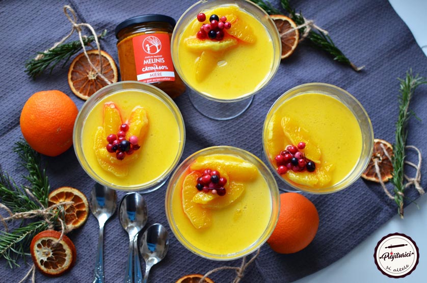 Panna cotta cu miere si sos de portocale