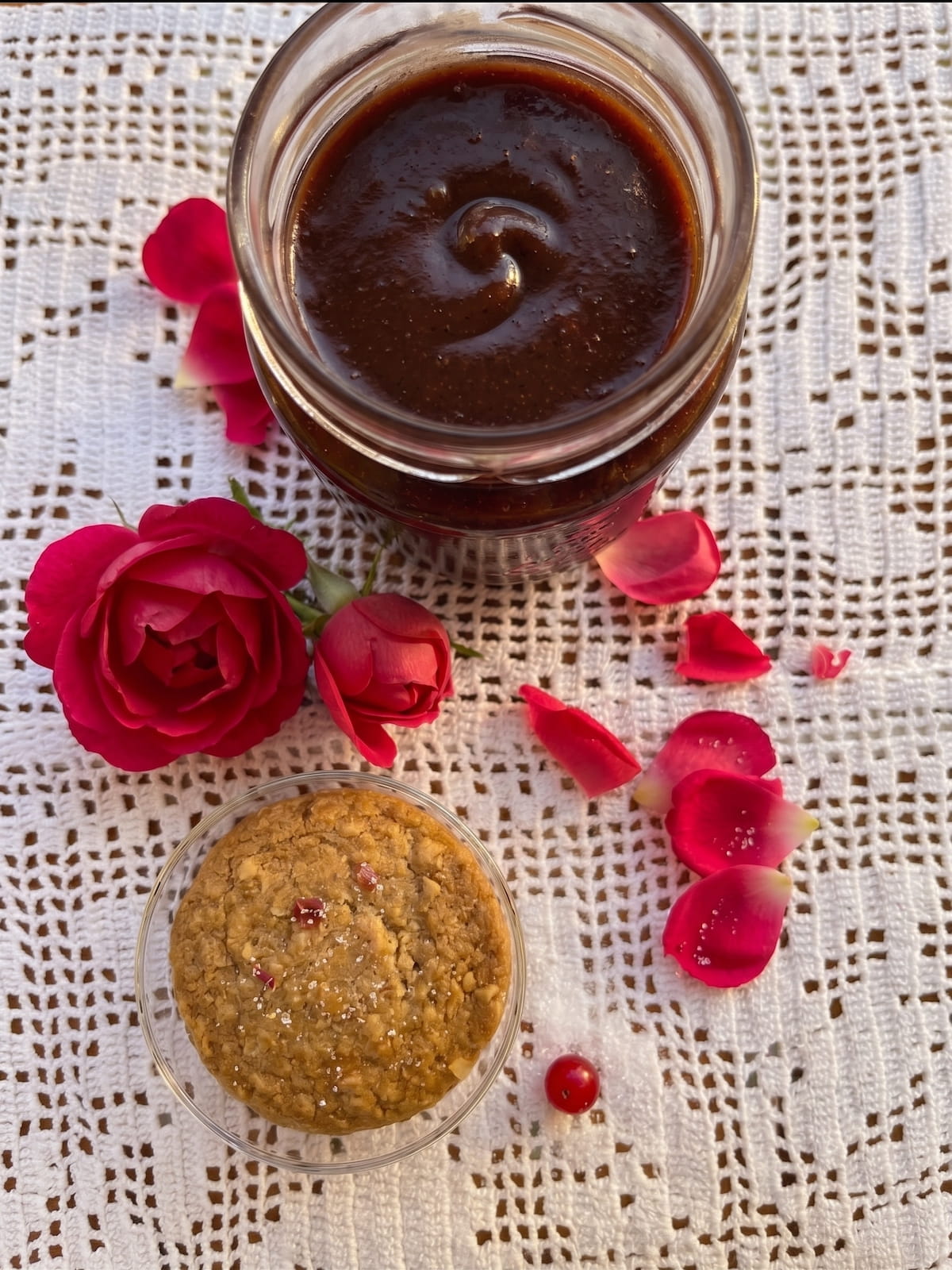 Melinis Trandafir cu Ciocolată Bean-to-Bar – Cremă tartinabilă din miere crudă, petale crude de trandafir de Damasc și ciocolată 100% cacao, 250g